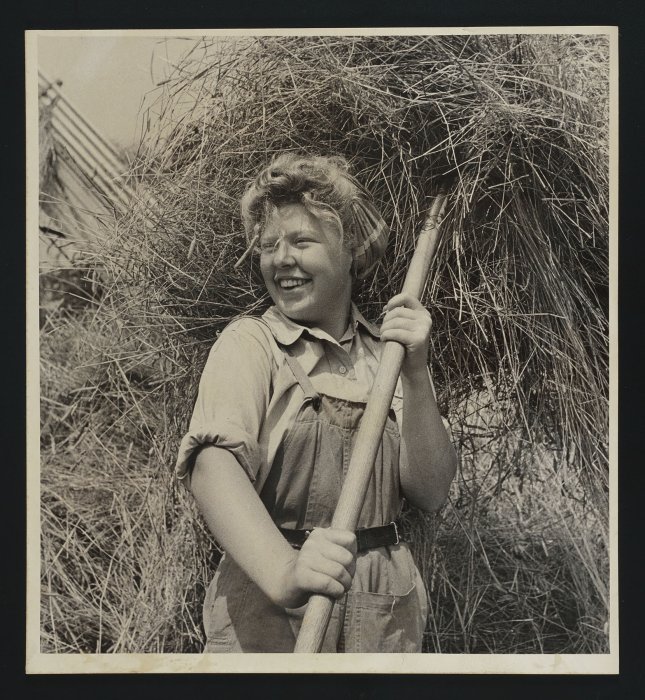 Joyce Cater pictured working at a farm in Somerset as a ‘Land Girl’