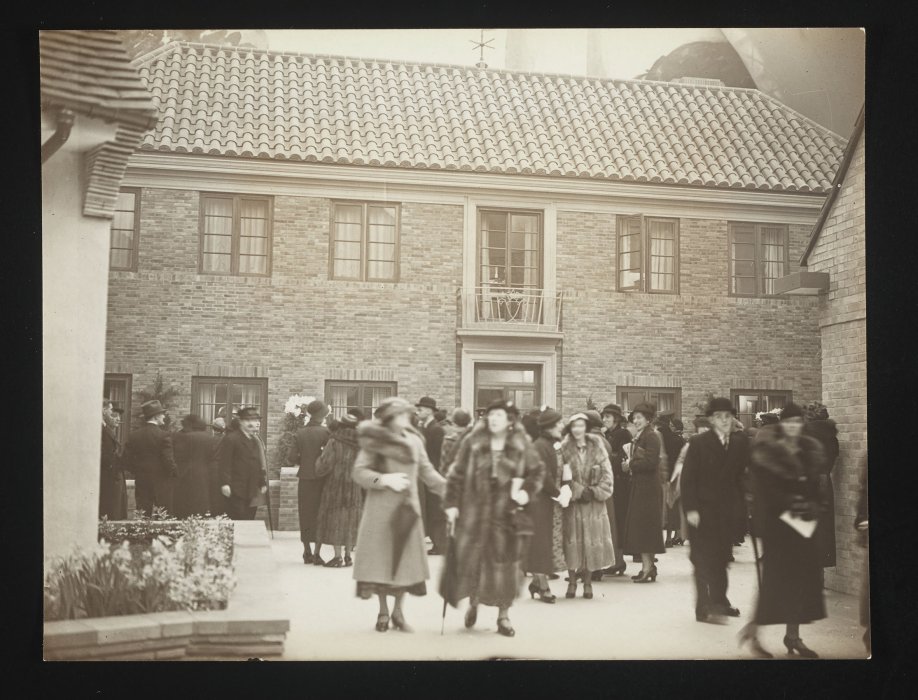 Crowds admiring the ‘Kings House’, 1935
